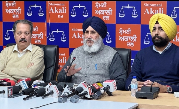 ਡਾਕਟਰ ਦਲਜੀਤ ਸਿੰਘ ਚੀਮਾ ਅਤੇ ਅਰਸ਼ਦੀਪ ਸਿੰਘ ਕਲੇਰ ਪੱਤਰਕਾਰਾਂ ਨਾਲ ਗੱਲਬਾਤ ਦੌਰਾਨ.