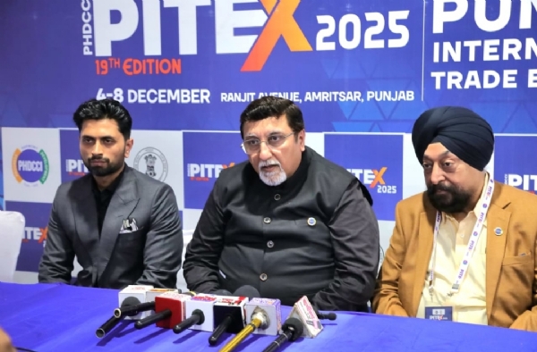 ਪੀਐਚਡੀ ਚੈਂਬਰ ਆਫ਼ ਕਾਮਰਸ ਐਂਡ ਇੰਡਸਟਰੀ ਦੇ ਡਿਪਟੀ ਸੈਕਟਰੀ ਜਨਰਲ ਨਵੀਨ ਸੇਠ, ਪੰਜਾਬ ਚੈਪਟਰ ਦੇ ਕੋ ਚੇਅਰ ਨਿਪੁੰਨ ਅੱਗਰਵਾਲ ਅਤੇ ਚੈਂਬਰ ਦੇ ਰੀਜਨਲ ਕੁਆਰਡੀਨੇਟਰ ਜੈਦੀਪ ਸਿੰਘ ਪੱਤਰਕਾਰਾਂ ਨਾਲ ਗੱਲਬਾਤ ਦੌਰਾਨ.