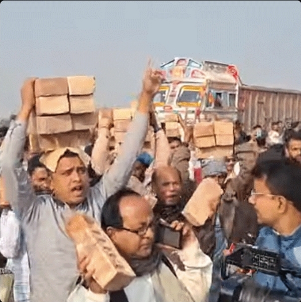 ਮਸਜਿਦ ਦੀ ਉਸਾਰੀ ਲਈ ਇੱਟਾਂ ਢੋਹਦੇ ਲੋਕ।