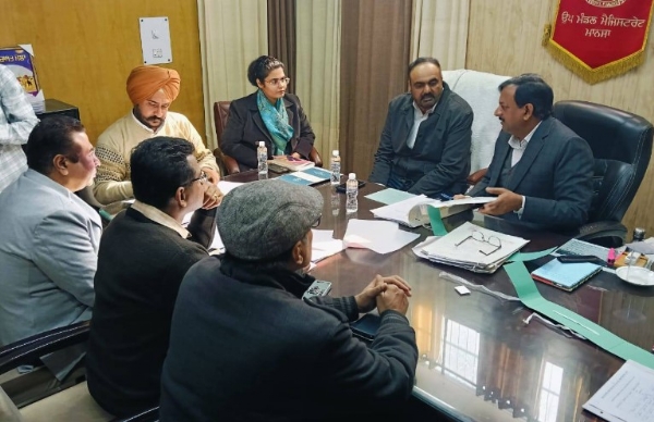 ਚੋਣ ਨਿਰੀਖਕ ਨੋਮੀਨੇਸ਼ਨ ਸੈਂਟਰਾਂ ਦਾ ਦੌਰਾ ਕਰਨ ਮੌਕੇ।