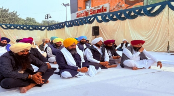 ਮੁਹਾਲੀ ਵਿਖੇ ਕਰਵਾਏ ਧਾਰਮਿਕ ਸਮਾਗਮ ’ਚ ਸ਼ਮੂਲੀਅਤ ਦੌਰਾਨ ਵਿਧਾਇਕ ਕੁਲਵੰਤ ਸਿੰਘ ਅਤੇ ਨਾਲ ਹੋਰ। ਮੁਹਾਲੀ ਵਿਖੇ ਕਰਵਾਏ ਧਾਰਮਿਕ ਸਮਾਗਮ ’ਚ ਸ਼ਮੂਲੀਅਤ ਦੌਰਾਨ ਵਿਧਾਇਕ ਕੁਲਵੰਤ ਸਿੰਘ ਅਤੇ ਨਾਲ ਹੋਰ।