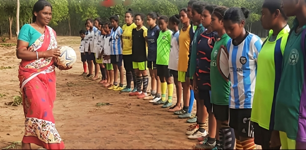 ਸਾੜ੍ਹੀ ’ਚ ਮੈਦਾਨ ਵਿੱਚ ਉਤਰ ਕੇ ਫੁੱਟਬਾਲ ਨੂੰ ਨਵੀਂ ਉਡਾਣ ਦੇ ਰਹੀ ਬਾਂਕੁੜਾ ਦੀ ਕੋਚ ਭਾਰਤੀ