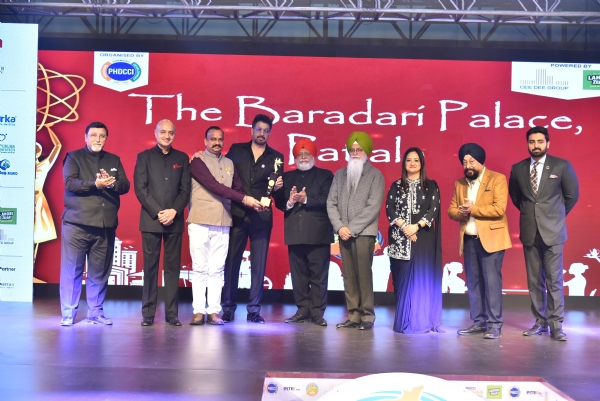 ਪੀਐਚਡੀਸੀਸੀਆਈ ਵੱਲੋਂ ਪੰਜਾਬ ਟੂਰਿਜ਼ਮ ਰਿਕੋਗਨੀਸ਼ਨ ਅਵਾਰਡਜ਼ ਦੌਰਾਨ ਸਨਮਾਨਤ ਕੀਤੇ ਜਾਣ ਦਾ ਦ੍ਰਿਸ਼ ਪੀਐਚਡੀਸੀਸੀਆਈ ਵੱਲੋਂ ਪੰਜਾਬ ਟੂਰਿਜ਼ਮ ਰਿਕੋਗਨੀਸ਼ਨ ਅਵਾਰਡਜ਼ ਦੌਰਾਨ ਸਨਮਾਨਤ ਕੀਤੇ ਜਾਣ ਦਾ ਦ੍ਰਿਸ਼