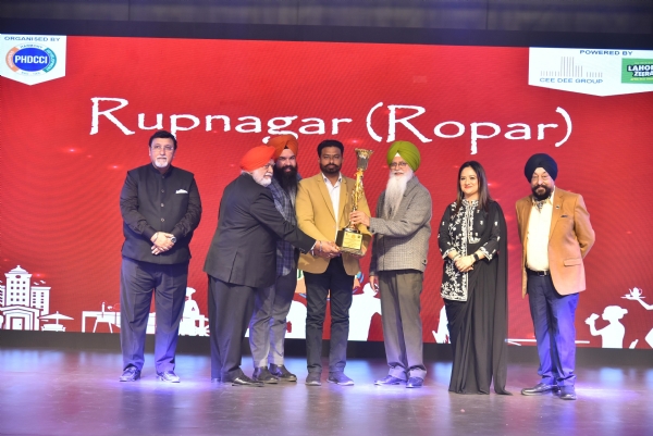 ਜ਼ਿਲ੍ਹਾ ਰੂਪਨਗਰ ਨੂੰ ਟੂਰਿਜ਼ਮ ਡੈਸਟੀਨੇਸ਼ਨ ਆਫ ਦਿ ਈਅਰ ਐਵਾਰਡ ਨਾਲ ਸਨਮਾਨਤ ਕੀਤੇ ਜਾਣ ਦਾ ਦ੍ਰਿਸ਼ ਜ਼ਿਲ੍ਹਾ ਰੂਪਨਗਰ ਨੂੰ ਟੂਰਿਜ਼ਮ ਡੈਸਟੀਨੇਸ਼ਨ ਆਫ ਦਿ ਈਅਰ ਐਵਾਰਡ ਨਾਲ ਸਨਮਾਨਤ ਕੀਤੇ ਜਾਣ ਦਾ ਦ੍ਰਿਸ਼