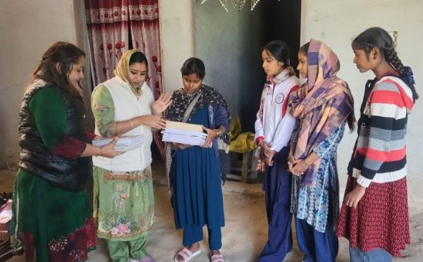 ਮੈਡਮ ਖੁਸ਼ਬੂ ਪਿੰਡ ਫ਼ਤਿਹਗੜ੍ਹ ਦੀ ਹੋਣਹਾਰ ਵਿਦਿਆਰਥਣ ਜਸ਼ਨ ਦੀ ਮਦਦ ਦੌਰਾਨ।