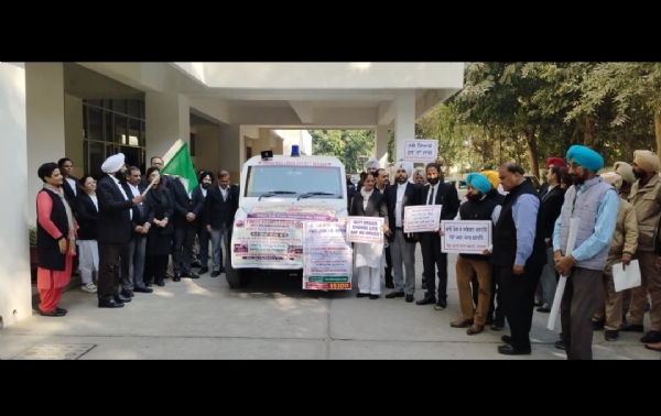 ਜ਼ਿਲ੍ਹਾ ਅਤੇ ਸੈਸ਼ਨ ਜੱਜ ਅਵਤਾਰ ਸਿੰਘ ਵੈਨ ਨੂੰ ਹਰੀ ਝੰਡੀ ਦੇ ਕੇ ਰਵਾਨਾ ਕਰਦੇ ਹੋਏ. ਜ਼ਿਲ੍ਹਾ ਅਤੇ ਸੈਸ਼ਨ ਜੱਜ ਅਵਤਾਰ ਸਿੰਘ ਵੈਨ ਨੂੰ ਹਰੀ ਝੰਡੀ ਦੇ ਕੇ ਰਵਾਨਾ ਕਰਦੇ ਹੋਏ.