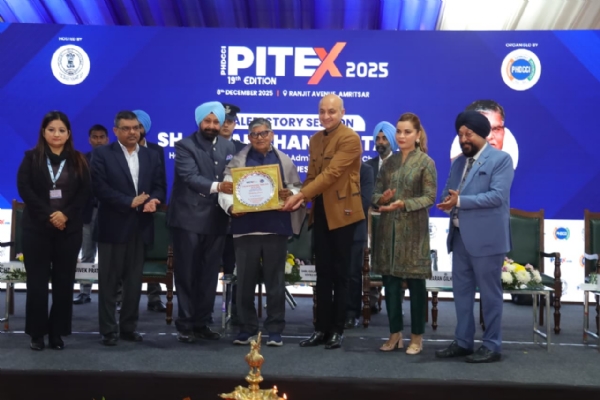 ਪਾਈਟੈਕਸ ਦੌਰਾਨ ਪੰਜਾਬ ਦੇ ਰਾਜਪਾਲ ਨੂੰ ਸਨਮਾਨਿਤ ਕਰਦੇ ਪ੍ਰਬੰਧਕ ਪਾਈਟੈਕਸ ਦੌਰਾਨ ਪੰਜਾਬ ਦੇ ਰਾਜਪਾਲ ਨੂੰ ਸਨਮਾਨਿਤ ਕਰਦੇ ਪ੍ਰਬੰਧਕ