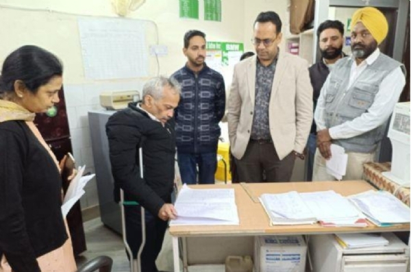 ਸਿਵਲ ਸਰਜਨ ਬਠਿੰਡਾ ਹਸਪਤਾਲ ਦੇ ਦੌਰੇ ਦੌਰਾਨ ਮਰੀਜ਼ਾਂ ਨਾਲ ਗੱਲਬਾਤ ਕਰਦੇ ਹੋਏ. ਸਿਵਲ ਸਰਜਨ ਬਠਿੰਡਾ ਹਸਪਤਾਲ ਦੇ ਦੌਰੇ ਦੌਰਾਨ ਮਰੀਜ਼ਾਂ ਨਾਲ ਗੱਲਬਾਤ ਕਰਦੇ ਹੋਏ.