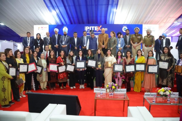 ਪਾਈਟੈਕਸ ਦੇ ਸਮਾਪਤੀ ਸਮਾਰੋਹ ਦੌਰਾਨ ਸਹਿਯੋਗੀਆਂ ਤੇ ਕਾਰੋਬਾਰੀਆਂ ਨੂੰ ਸਨਮਾਨਿਤ ਕਰਦੇ ਪੰਜਾਬ ਦੇ ਰਾਜਪਾਲ। ਪਾਈਟੈਕਸ ਦੇ ਸਮਾਪਤੀ ਸਮਾਰੋਹ ਦੌਰਾਨ ਸਹਿਯੋਗੀਆਂ ਤੇ ਕਾਰੋਬਾਰੀਆਂ ਨੂੰ ਸਨਮਾਨਿਤ ਕਰਦੇ ਪੰਜਾਬ ਦੇ ਰਾਜਪਾਲ।