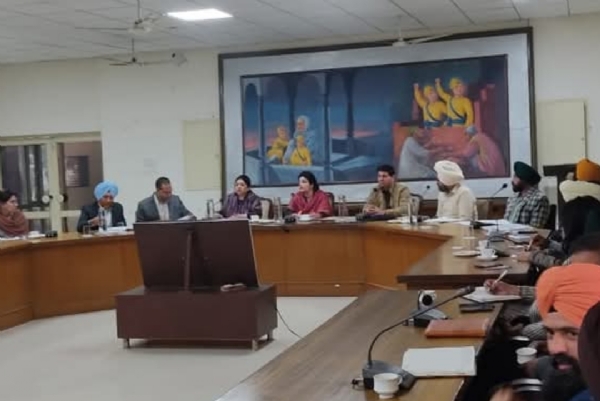 ਡਿਪਟੀ ਕਮਿਸ਼ਨਰ ਡਾ. ਸੋਨਾ ਥਿੰਦ ਸ਼ਹੀਦੀ ਸਭਾ ਦੇ ਪ੍ਰਬੰਧਾਂ ਦੀਆਂ ਚੱਲ ਰਹੀਆਂ ਤਿਆਰੀਆਂ ਬਾਰੇ ਵਿਸਤ੍ਰਿਤ ਸਮੀਖਿਆ ਮੀਟਿੰਗ ਦੌਰਾਨ.