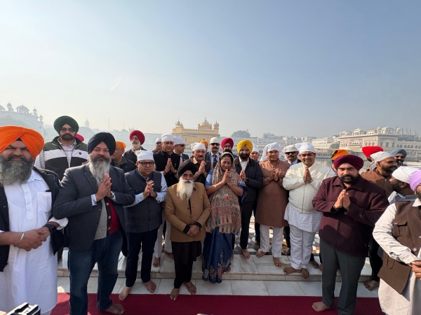 ਮੁੱਖ ਮੰਤਰੀ ਰੇਖਾ ਗੁਪਤਾ ਸੋਮਵਾਰ ਨੂੰ ਅੰਮ੍ਰਿਤਸਰ ਦੇ ਸ੍ਰੀ ਹਰਿਮੰਦਰ ਸਾਹਿਬ ਵਿਖੇ ਆਪਣੇ ਕੈਬਨਿਟ ਮੰਤਰੀਆਂ ਨਾਲ।