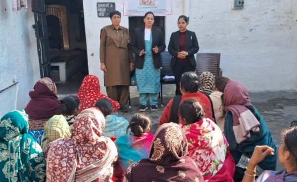 ਕੇਂਦਰੀ ਜ਼ੇਲ੍ਹ, ਹੁਸ਼ਿਆਰਪੁਰ ਵਿਖੇ ਹਵਾਲਾਤੀ ਅਤੇ ਕੈਦੀ (ਔਰਤਾਂ) ’ਚ ਜਾਗਰੂਕਤਾ ਲਈ ਕਰਵਾਏ ਪ੍ਰੋਗਰਾਮ ਦਾ ਦ੍ਰਿਸ਼।