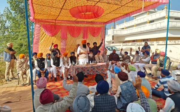 ਸਰਬਜੀਤ ਸਿੰਘ ਝਿੰਜਰ ਇਕੱਠ ਨੂੰ ਸੰਬੋਧਨ ਕਰਦੇ ਹੋਏ. ਸਰਬਜੀਤ ਸਿੰਘ ਝਿੰਜਰ ਇਕੱਠ ਨੂੰ ਸੰਬੋਧਨ ਕਰਦੇ ਹੋਏ.