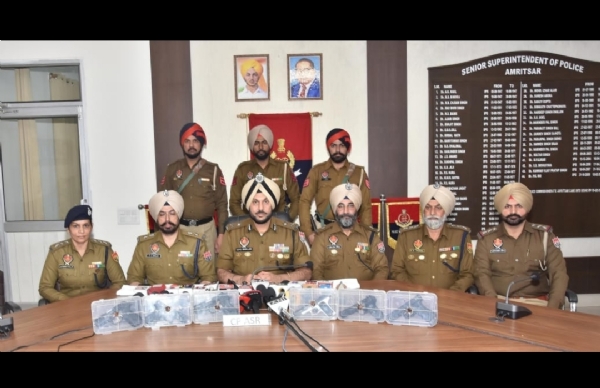 ਪੁਲਿਸ ਕਮਿਸ਼ਨਰ (ਸੀਪੀ) ਅੰਮ੍ਰਿਤਸਰ ਗੁਰਪ੍ਰੀਤ ਸਿੰਘ ਭੁੱਲਰ ਜਾਣਕਾਰੀ ਦਿੰਦੇ ਹੋਏ ਪੁਲਿਸ ਕਮਿਸ਼ਨਰ (ਸੀਪੀ) ਅੰਮ੍ਰਿਤਸਰ ਗੁਰਪ੍ਰੀਤ ਸਿੰਘ ਭੁੱਲਰ ਜਾਣਕਾਰੀ ਦਿੰਦੇ ਹੋਏ