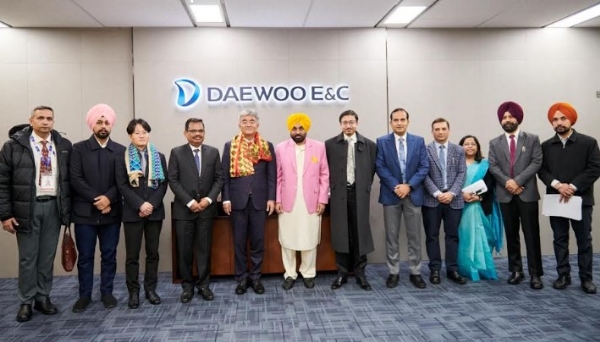 ਮੁੱਖ ਮੰਤਰੀ ਭਗਵੰਤ ਮਾਨ ਦੱਖਣੀ ਕੋਰੀਆ ਦੇ ਕਾਰੋਬਾਰੀ ਦਿੱਗਜ਼ਾਂ ਨਾਲ ਵਿਚਾਰ-ਵਟਾਂਦਰੇ ਉਪਰੰਤ। ਮੁੱਖ ਮੰਤਰੀ ਭਗਵੰਤ ਮਾਨ ਦੱਖਣੀ ਕੋਰੀਆ ਦੇ ਕਾਰੋਬਾਰੀ ਦਿੱਗਜ਼ਾਂ ਨਾਲ ਵਿਚਾਰ-ਵਟਾਂਦਰੇ ਉਪਰੰਤ।