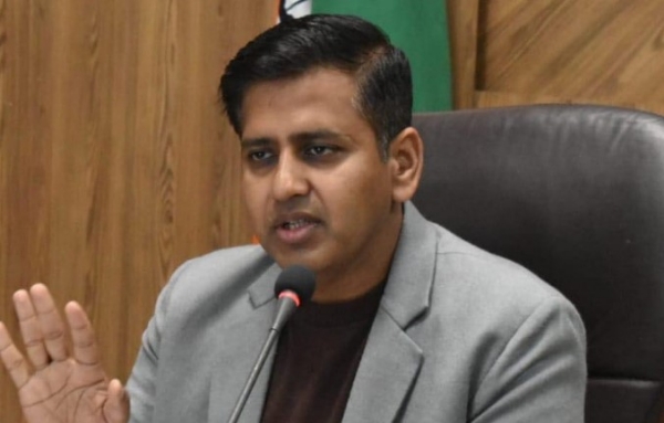 ਜ਼ਿਲ੍ਹਾ ਚੋਣ ਅਫ਼ਸਰ-ਕਮ-ਡਿਪਟੀ ਕਮਿਸ਼ਨਰ ਡਾ. ਹਿਮਾਂਸ਼ੂ ਅਗਰਵਾਲ ।