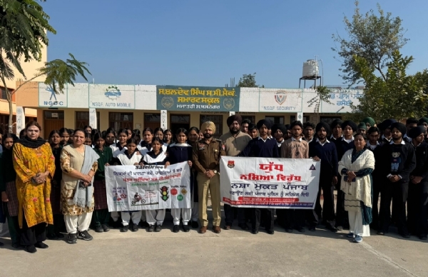 ਟ੍ਰੈਫਿਕ ਪੁਲਿਸ ਨਸ਼ਿਆਂ ਦੀ ਵਰਤੋਂ ਨਾ ਕਰਨ ਅਤੇ ਟ੍ਰੈਫਿਕ ਨਿਯਮਾਂ ਦੀ ਪਾਲਣਾ ਸਬੰਧੀ ਲਗਾਏ ਜਾਗਰੂਕਤਾ ਸੈਮੀਨਾਰ ਦੌਰਾਨ.