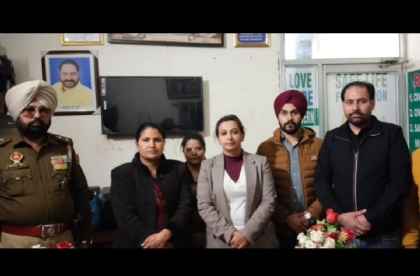 ਜ਼ਿਲ੍ਹਾ ਪ੍ਰਸ਼ਾਸਨ ਦੀ ਅਗਵਾਈ ਹੇਠ ਸਿਹਤ ਤੇ ਪੁਲਿਸ ਵਿਭਾਗ ਦੀ ਜਾਂਚ ਟੀਮ ਗੈਰ-ਕਨੂੰਨੀ ਢੰਗ ਨਾਲ ਚੱਲ ਰਹੇ ਨਸ਼ਾ ਛੁਡਾਊ ਕੇਂਦਰ ਨੂੰ ਬੇਨਕਾਬ ਕਰਨ ਦੌਰਾਨ. ਜ਼ਿਲ੍ਹਾ ਪ੍ਰਸ਼ਾਸਨ ਦੀ ਅਗਵਾਈ ਹੇਠ ਸਿਹਤ ਤੇ ਪੁਲਿਸ ਵਿਭਾਗ ਦੀ ਜਾਂਚ ਟੀਮ ਗੈਰ-ਕਨੂੰਨੀ ਢੰਗ ਨਾਲ ਚੱਲ ਰਹੇ ਨਸ਼ਾ ਛੁਡਾਊ ਕੇਂਦਰ ਨੂੰ ਬੇਨਕਾਬ ਕਰਨ ਦੌਰਾਨ.