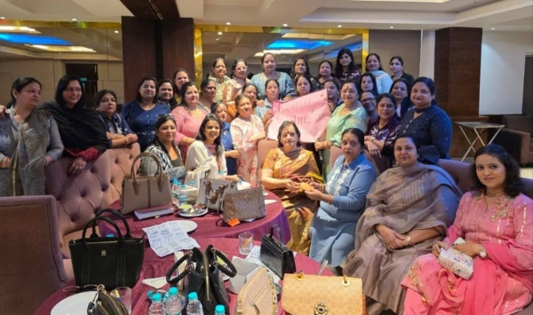 ਅਗਰਵਾਲ ਲੇਡੀਜ ਕਲੱਬ ਵੱਲੋਂ ਰੈੱਡ ਕਰਾਸ ਨੂੰ 31 ਹਜ਼ਾਰ ਰੁਪਏ ਦਾ ਯੋਗਦਾਨ ਦੇਣ ਉਪਰੰਤ। ਅਗਰਵਾਲ ਲੇਡੀਜ ਕਲੱਬ ਵੱਲੋਂ ਰੈੱਡ ਕਰਾਸ ਨੂੰ 31 ਹਜ਼ਾਰ ਰੁਪਏ ਦਾ ਯੋਗਦਾਨ ਦੇਣ ਉਪਰੰਤ।