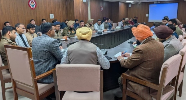 ਜ਼ਿਲ੍ਹਾ ਪਰਿਸ਼ਦ / ਪੰਚਾਇਤ ਸੰਮਤੀ ਚੋਣਾਂ ਸਬੰਧੀ ਜ਼ਿਲ੍ਹਾ ਚੋਣ ਅਫਸਰ, ਐੱਸ. ਐੱਸ. ਪੀ. ਪ੍ਰਬੰਧਾਂ ਸਬੰਧੀ ਬੈਠਕ ਕਰਦੇ ਹੋਏ। ਜ਼ਿਲ੍ਹਾ ਪਰਿਸ਼ਦ / ਪੰਚਾਇਤ ਸੰਮਤੀ ਚੋਣਾਂ ਸਬੰਧੀ ਜ਼ਿਲ੍ਹਾ ਚੋਣ ਅਫਸਰ, ਐੱਸ. ਐੱਸ. ਪੀ. ਪ੍ਰਬੰਧਾਂ ਸਬੰਧੀ ਬੈਠਕ ਕਰਦੇ ਹੋਏ।