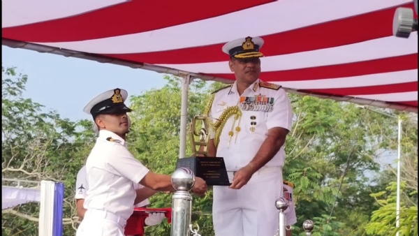 ਨੇਵੀ ਪਾਇਲਟਾਂ ਨੂੰ ਗੋਲਡਨ ਵਿੰਗਜ਼ ਅਵਾਰਡ ਦਿੰਦੇ ਹੋਏ ਅਧਿਕਾਰੀ। ਨੇਵੀ ਪਾਇਲਟਾਂ ਨੂੰ ਗੋਲਡਨ ਵਿੰਗਜ਼ ਅਵਾਰਡ ਦਿੰਦੇ ਹੋਏ ਅਧਿਕਾਰੀ।