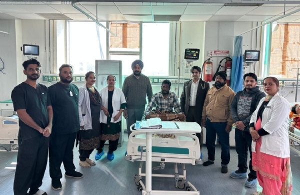 ਰਾਜਿੰਦਰਾ ਹਸਪਤਾਲ ਦੇ ਡਾਇਰੈਕਟਰ ਪ੍ਰਿੰਸੀਪਲ ਡਾ. ਆਰਪੀਐਸ ਸਿਬੀਆ ਅਤੇ ਡਾ. ਸੌਰਭ ਸ਼ਰਮਾ ਦੀ ਟੀਮ ਹਸਪਤਾਲ ਵਿਖੇ ਦਾਖਲ ਮਰੀਜ ਦੇ ਨਾਲ। ਰਾਜਿੰਦਰਾ ਹਸਪਤਾਲ ਦੇ ਡਾਇਰੈਕਟਰ ਪ੍ਰਿੰਸੀਪਲ ਡਾ. ਆਰਪੀਐਸ ਸਿਬੀਆ ਅਤੇ ਡਾ. ਸੌਰਭ ਸ਼ਰਮਾ ਦੀ ਟੀਮ ਹਸਪਤਾਲ ਵਿਖੇ ਦਾਖਲ ਮਰੀਜ ਦੇ ਨਾਲ।