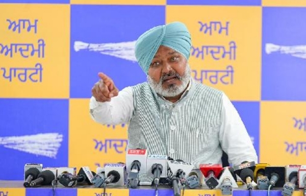 ਵਿੱਤ ਮੰਤਰੀ ਹਰਪਾਲ ਸਿੰਘ ਚੀਮਾ ਪੱਤਰਕਾਰਾਂ ਨਾਲ ਗੱਲਬਾਤ ਦੌਰਾਨ. ਵਿੱਤ ਮੰਤਰੀ ਹਰਪਾਲ ਸਿੰਘ ਚੀਮਾ ਪੱਤਰਕਾਰਾਂ ਨਾਲ ਗੱਲਬਾਤ ਦੌਰਾਨ.