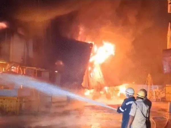 ਦਾਦਰਾ ਅਤੇ ਨਗਰ ਹਵੇਲੀ ਦੇ ਦਾਦਰਾ ਪਿੰਡ ਵਿੱਚ ਪਲਾਸਟਿਕ ਕੰਪਨੀ ਵਿੱਚ ਭਿਆਨਕ ਅੱਗ ਲੱਗ ਗਈ। ਦਾਦਰਾ ਅਤੇ ਨਗਰ ਹਵੇਲੀ ਦੇ ਦਾਦਰਾ ਪਿੰਡ ਵਿੱਚ ਪਲਾਸਟਿਕ ਕੰਪਨੀ ਵਿੱਚ ਭਿਆਨਕ ਅੱਗ ਲੱਗ ਗਈ।