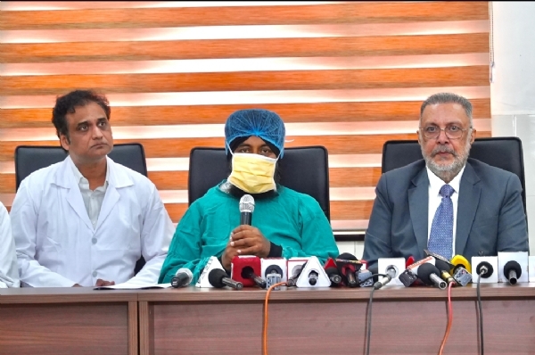 ਸਿਹਤ ਮੰਤਰੀ ਅਤੇ ਡਾਕਟਰ ਜਾਣਕਾਰੀ ਦਿੰਦੇ ਹੋਏ. ਸਿਹਤ ਮੰਤਰੀ ਅਤੇ ਡਾਕਟਰ ਜਾਣਕਾਰੀ ਦਿੰਦੇ ਹੋਏ.