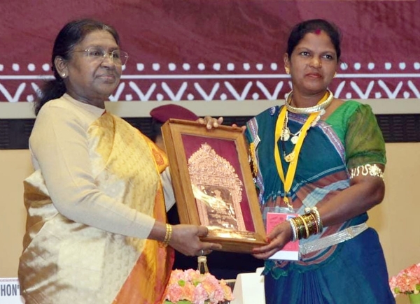 ਰਾਸ਼ਟਰਪਤੀ ਮੁਰਮੂ ਨੇ ਹੀਰਾਬਾਈ ਝਰੇਕਾ ਬਘੇਲ ਨੂੰ ਰਾਸ਼ਟਰੀ ਦਸਤਕਾਰੀ ਪੁਰਸਕਾਰ ਨਾਲ ਸਨਮਾਨਿਤ ਕੀਤਾ ਰਾਸ਼ਟਰਪਤੀ ਮੁਰਮੂ ਨੇ ਹੀਰਾਬਾਈ ਝਰੇਕਾ ਬਘੇਲ ਨੂੰ ਰਾਸ਼ਟਰੀ ਦਸਤਕਾਰੀ ਪੁਰਸਕਾਰ ਨਾਲ ਸਨਮਾਨਿਤ ਕੀਤਾ