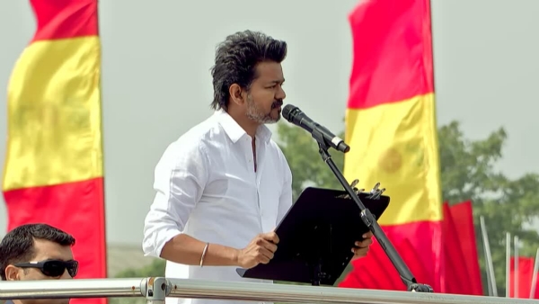 ਟੀਵੀਕੇ ਆਗੂ ਵਿਜੇ ਇਕੱਠ ਨੂੰ ਸੰਬੋਧਨ ਕਰਦੇ ਹੋਏ ਟੀਵੀਕੇ ਆਗੂ ਵਿਜੇ ਇਕੱਠ ਨੂੰ ਸੰਬੋਧਨ ਕਰਦੇ ਹੋਏ