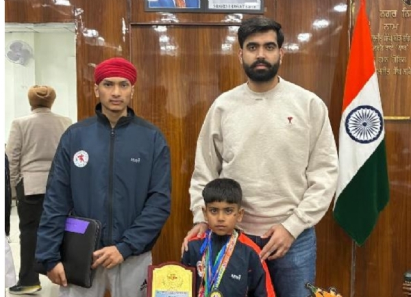 ਮੇਅਰ ਪਦਮਜੀਤ ਸਿੰਘ ਮਹਿਤਾ ਨੰਨ੍ਹੇ-ਨੌਜਵਾਨ ਮਾਰਸ਼ਲ ਆਰਟਸ ਮੈਡਲ ਜੇਤੂ ਨੂੰ ਸਨਮਾਨਿਤ ਕਰਦੇ ਹੋਏ ਮੇਅਰ ਪਦਮਜੀਤ ਸਿੰਘ ਮਹਿਤਾ ਨੰਨ੍ਹੇ-ਨੌਜਵਾਨ ਮਾਰਸ਼ਲ ਆਰਟਸ ਮੈਡਲ ਜੇਤੂ ਨੂੰ ਸਨਮਾਨਿਤ ਕਰਦੇ ਹੋਏ