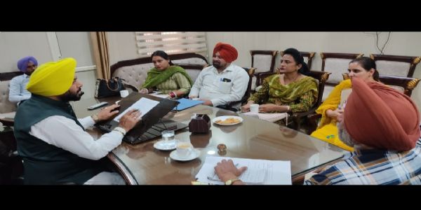ਚੇਅਰਮੈਨ ਜੱਸੀ ਸੋਹੀਆ ਵਾਲਾ ਨੇ ਪਟਿਆਲਾ ਜ਼ਿਲ੍ਹੇ ਦੇ ਵੱਖ ਵੱਖ ਵਿਭਾਗਾਂ ਦੇ ਅਧਿਕਾਰੀਆਂ ਨਾਲ ਕੀਤੀ ਮੀਟਿੰਗ