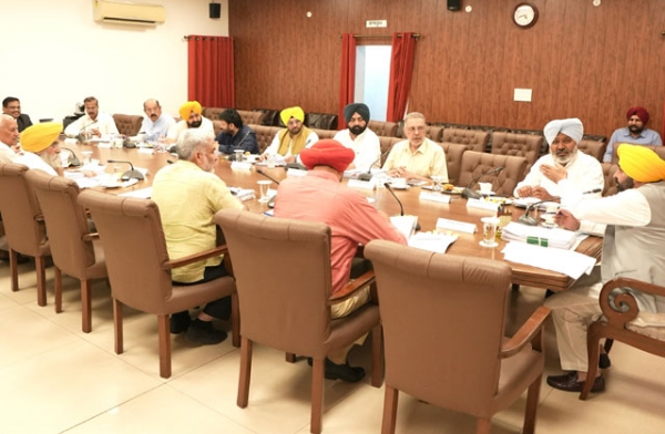 ਮੰਤਰੀ ਮੰਡਲ ਦੀ ਮੀਟਿੰਗ ਦੌਰਾਨ ਮੁੱਖ ਮੰਤਰੀ ਭਗਵੰਤ ਸਿੰਘ ਮਾਨ ਅਤੇ ਕੈਬਨਿਟ ਮੰਤਰੀ
