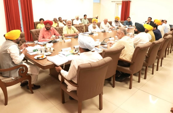 ਮੀਟਿੰਗ ਕਰਦੇ ਹੋਏ ਮੁੱਖ ਮੰਤਰੀ ਭਗਵੰਤ ਸਿੰਘ ਮਾਨ ਅਤੇ ਹਾਜ਼ਰ ਮੰਤਰੀ।