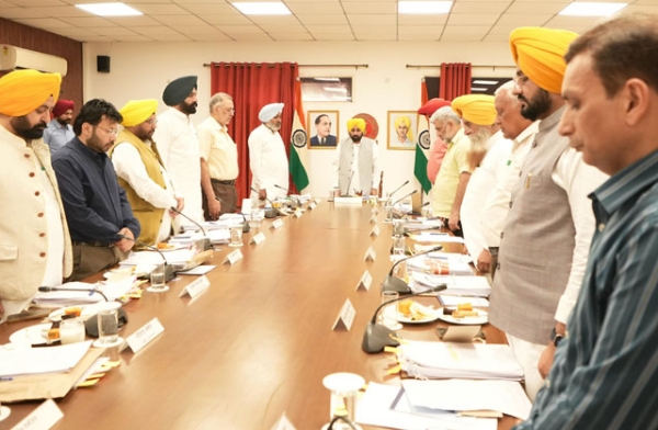 ਪੰਜਾਬ ਮੰਤਰੀ ਮੰਡਲ ਨੇ ਮੀਟਿੰਗ ਦੀ ਸ਼ੁਰੂਆਤ ਵਿੱਚ ਪਹਿਲਗਾਮ (ਜੰਮੂ ਤੇ ਕਸ਼ਮੀਰ) ਵਿੱਚ ਹੋਏ ਦਹਿਸ਼ਤੀ ਹਮਲੇ ਦੇ ਸ਼ਹੀਦਾਂ ਨੂੰ ਸ਼ਰਧਾਂਜਲੀ ਭੇਟ ਕੀਤੀ ਗਈ।
