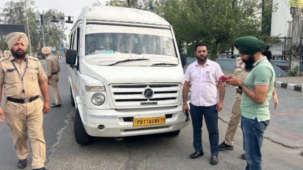 ਆਰ.ਟੀ.ਓ. ਪਟਿਆਲਾ ਬਬਨਦੀਪ ਸਿੰਘ ਵਾਲੀਆ ਸਕੂਲ ਸੇਫ਼ ਵਾਹਨ ਨੀਤੀ ਤਹਿਤ ਚੈਕਿੰਗ ਕਰਦੇ ਹੋਏ।