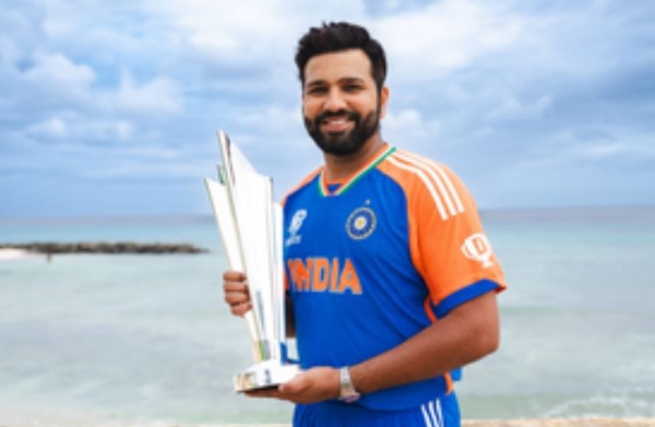 ਰੋਹਿਤ ਸ਼ਰਮਾ ਟੀ-20 ਵਿਸ਼ਵ ਕੱਪ 2024 ਦੀ ਟਰਾਫੀ ਨਾਲ