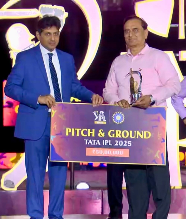 ਸਕੱਤਰ ਅਸ਼ੋਕ ਸ਼ਰਮਾ ਪੁਰਸਕਾਰ ਪ੍ਰਾਪਤ ਕਰਦੇ ਹੋਏ। ਸਕੱਤਰ ਅਸ਼ੋਕ ਸ਼ਰਮਾ ਪੁਰਸਕਾਰ ਪ੍ਰਾਪਤ ਕਰਦੇ ਹੋਏ।