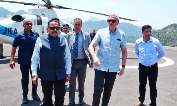 ਮੁੱਖ ਮੰਤਰੀ ਉਮਰ ਅਬਦੁੱਲਾ ਅਤੇ ਡਾ. ਜਿਤੇਂਦਰ ਸਿੰਘ ਨੇ ਚਨਾਬ ਪੁਲ ਦੀਆਂ ਅੰਤਿਮ ਤਿਆਰੀਆਂ ਦਾ ਜਾਇਜ਼ਾ ਲਿਆ ਮੁੱਖ ਮੰਤਰੀ ਉਮਰ ਅਬਦੁੱਲਾ ਅਤੇ ਡਾ. ਜਿਤੇਂਦਰ ਸਿੰਘ ਨੇ ਚਨਾਬ ਪੁਲ ਦੀਆਂ ਅੰਤਿਮ ਤਿਆਰੀਆਂ ਦਾ ਜਾਇਜ਼ਾ ਲਿਆ