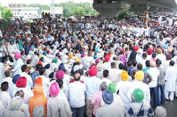 ਲੁਧਿਆਣਾ ਵਿਖੇ ਗਲਾਡਾ ਦਫਤਰ ਦੇ ਸਾਹਮਣੇ ਦਿੱਤੇ ਧਰਨੇ ਨੂੰ ਸੰਬੋਧਨ ਕਰਦੇ ਹੋਏ ਐਮ ਪੀ ਅਮਰਿੰਦਰ ਸਿੰਘ ਅਤੇ ਇਕੱਠ ਦਾ ਦ੍ਰਿਸ਼।
