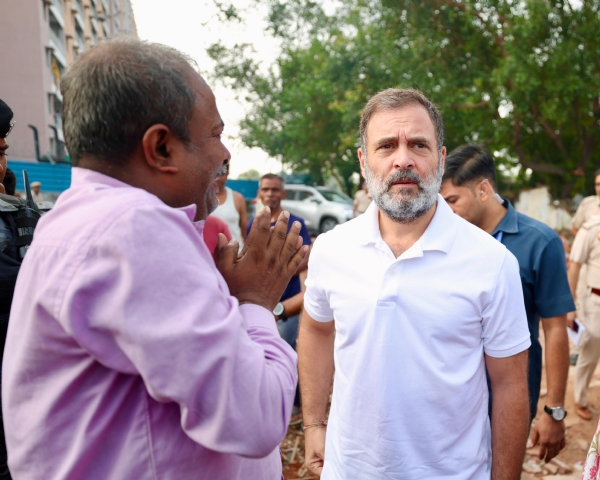 ਰਾਹੁਲ ਗਾਂਧੀ ਸ਼ੁੱਕਰਵਾਰ ਨੂੰ ਦਿੱਲੀ ਦੇ ਜੈਲਰਵਾਲਾ ਬਾਗ ਵਿਖੇ ਝੁੱਗੀ-ਝੌਂਪੜੀ ਵਾਲਿਆਂ ਨੂੰ ਮਿਲਦੇ ਹੋਏ।