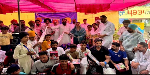 ਫਾਜ਼ਿਲਕਾ ਦੇ ਵਿਧਾਇਕ ਨੇ ਹਲਕੇ ਦੇ ਪਿੰਡ ਜੰਡਵਾਲਾ ਖਰਤਾ ਵਿਖੇ ਨੌਜਵਾਨਾਂ ਨੂੰ ਕ੍ਰਿਕਟ, ਬੈਡਮਿੰਟਨ ਤੇ ਵਾਲੀਬਾਲ ਦਾ ਖੇਡ ਸਮਾਨ ਵੰਡਿਆਂ