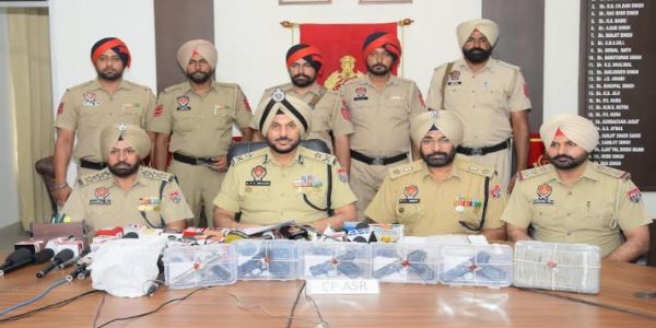 ਅੰਤਰਰਾਸ਼ਟਰੀ ਨਾਰਕੋ-ਆਰਮਜ਼ ਨੈੱਟਵਰਕ ਨੂੰ ਕਰਾਰਾ ਝਟਕਾ; ਅੰਮ੍ਰਿਤਸਰ ਵਿੱਚ 1.15 ਕਿਲੋਗ੍ਰਾਮ ਹੈਰੋਇਨ, 5 ਆਧੁਨਿਕ ਹਥਿਆਰਾਂ ਅਤੇ 9.7 ਲੱਖ ਰੁਪਏ ਦੀ ਡਰੱਗ ਮਨੀ ਸਮੇਤ ਨੌਂ ਕਾਬੂ