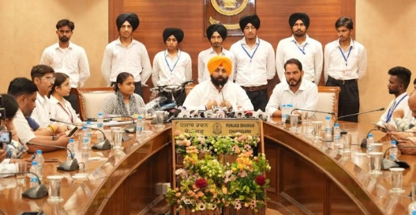 ਪੰਜਾਬ ਭਵਨ ਵਿਖੇ ਇੱਕ ਪ੍ਰੈਸ ਕਾਨਫਰੰਸ ਨੂੰ ਸੰਬੋਧਨ ਕਰਦੇ ਹੋਏ ਹਰਜੋਤ ਸਿੰਘ ਬੈਂਸ ਅਤੇ ਨਾਲ ਵਿਦਿਆਰਥੀ।