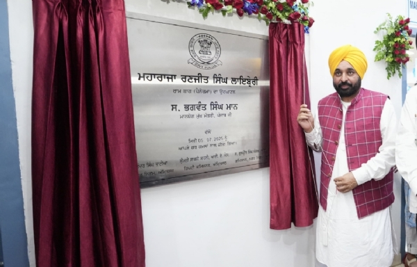 ਮੁੱਖ ਮੰਤਰੀ ਭਗਵੰਤ ਸਿੰਘ ਮਾਨ ਪ੍ਰਮੁੱਖ ਪ੍ਰੋਜੈਕਟਾਂ ਦਾ ਉਦਘਾਟਨ ਅਤੇ ਨੀਂਹ ਪੱਥਰ ਰੱਖਦੇ ਹੋਏ।