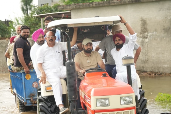 ਰਾਹਤ ਅਤੇ ਬਚਾਅ ਕਾਰਜ ਦੌਰਾਨ ਮੰਤਰੀ ਹਰਦੀਪ ਸਿੰਘ ਮੁੰਡੀਆਂ ਅਤੇ ਹੋਰ।