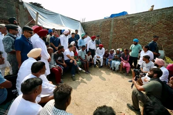 ਹੜ੍ਹ ਪ੍ਰਭਾਵਿਤ ਲੋਕਾਂ ਨਾਲ ਗੱਲਬਾਤ ਕਰਦੇ ਹੋਏ ਰਾਹੁਲ ਗਾਂਧੀ।
