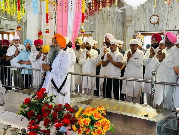 ਗੁਰਦੁਆਰਾ ਸਾਹਿਬ ਵਿਖੇ ਮੱਥਾ ਟੇਕਣ ਸਮੇਂ ਰਾਹੁਲ ਗਾਂਧੀ ਅਤੇ ਹੋਰ ਆਗੂ।