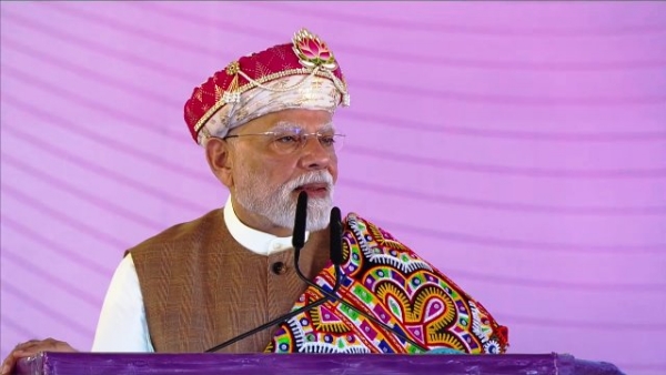 ਪ੍ਰਧਾਨ ਮੰਤਰੀ ਨਰਿੰਦਰ ਮੋਦੀ ਬੁੱਧਵਾਰ ਨੂੰ ਮੱਧ ਪ੍ਰਦੇਸ਼ ਵਿੱਚ ਜਨ ਸਭਾ ਨੂੰ ਸੰਬੋਧਨ ਕਰਦੇ ਹੋਏ।